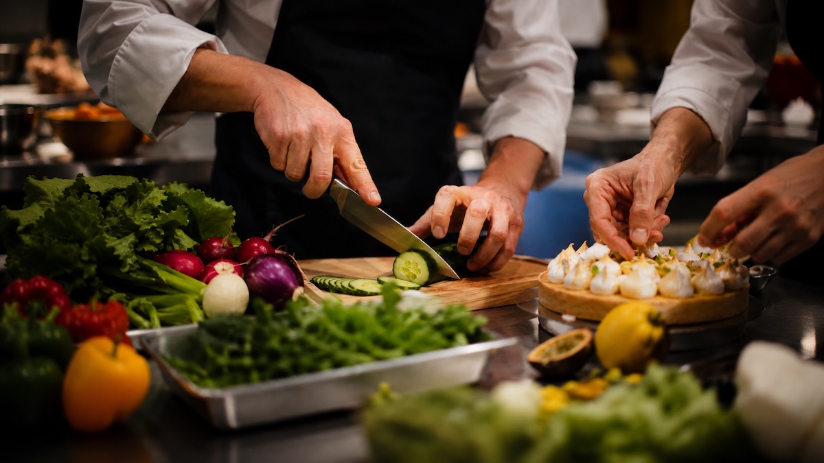 Chefs préparant des produits frais lors d'un atelier culinaire immersif